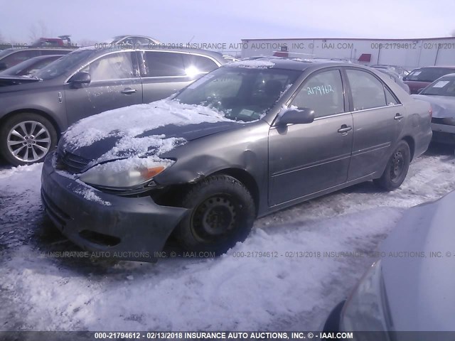 JTDBE30K820104042 - 2002 TOYOTA CAMRY LE/XLE/SE ნაცრისფერი ფოტო 2