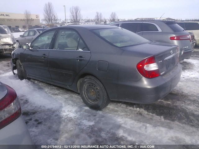 JTDBE30K820104042 - 2002 TOYOTA CAMRY LE/XLE/SE ნაცრისფერი ფოტო 3
