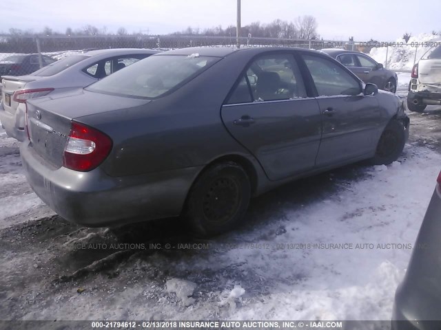 JTDBE30K820104042 - 2002 TOYOTA CAMRY LE/XLE/SE ნაცრისფერი ფოტო 4
