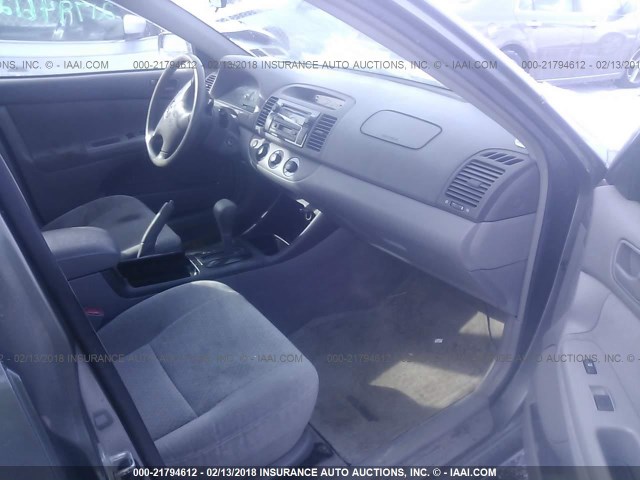 JTDBE30K820104042 - 2002 TOYOTA CAMRY LE/XLE/SE ნაცრისფერი ფოტო 5