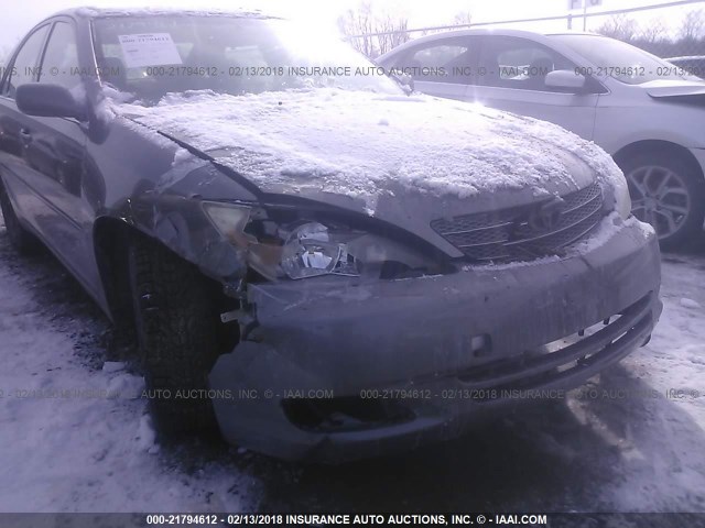 JTDBE30K820104042 - 2002 TOYOTA CAMRY LE/XLE/SE ნაცრისფერი ფოტო 6