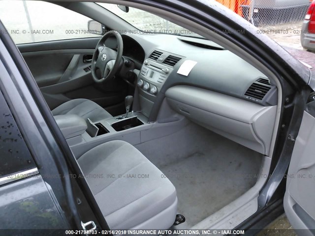 4T1BF3EK6AU580427 - 2010 TOYOTA CAMRY SE/LE/XLE SILVER photo 5