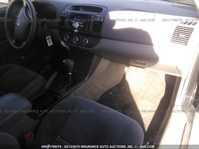 4T1BE32K05U004636 - 2005 TOYOTA CAMRY LE/XLE/SE შავი ფოტო 5