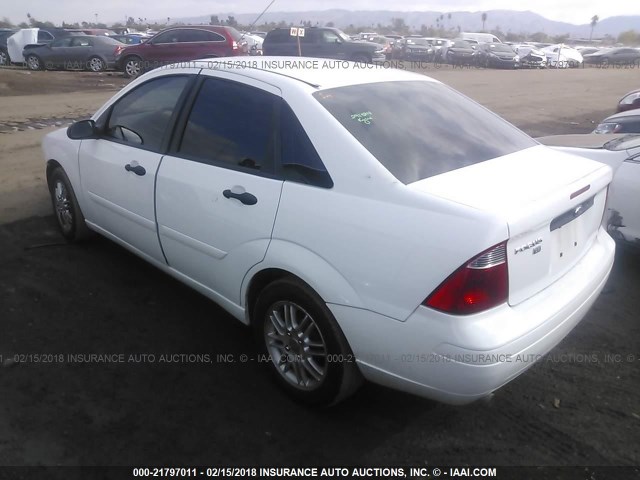 1FAFP34N77W267503 - 2007 FORD FOCUS ZX4/S/SE/SES WHITE photo 3