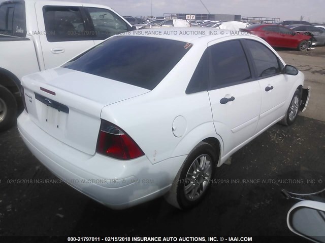 1FAFP34N77W267503 - 2007 FORD FOCUS ZX4/S/SE/SES WHITE photo 4