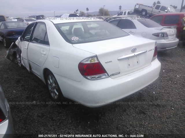 4T1BE30K25U556920 - 2005 TOYOTA CAMRY LE/XLE/SE თეთრი ფოტო 3