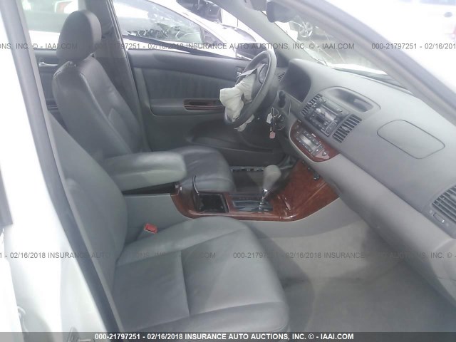 4T1BE30K25U556920 - 2005 TOYOTA CAMRY LE/XLE/SE თეთრი ფოტო 5