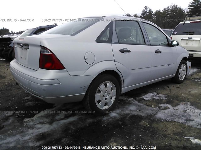 1FAFP34NX7W208106 - 2007 FORD FOCUS ZX4/S/SE/SES 银色 照片 4