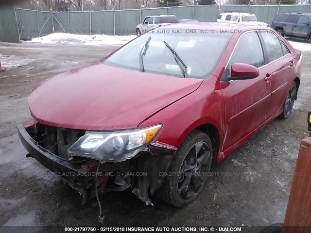 4T1BF1FKXCU633636 - 2012 TOYOTA CAMRY SE/LE/XLE RED photo 2