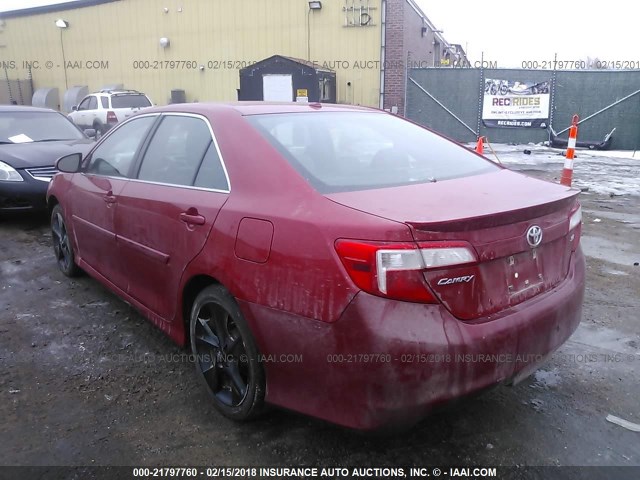 4T1BF1FKXCU633636 - 2012 TOYOTA CAMRY SE/LE/XLE Красный фото 3