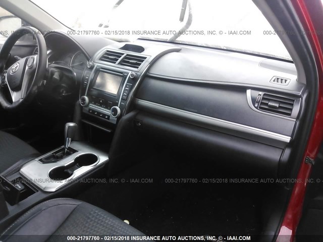 4T1BF1FKXCU633636 - 2012 TOYOTA CAMRY SE/LE/XLE Красный фото 5