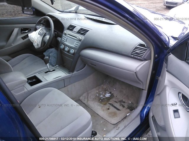 4T1BE46K79U320928 - 2009 TOYOTA CAMRY SE/LE/XLE მუქი ლურჯი ფოტო 5