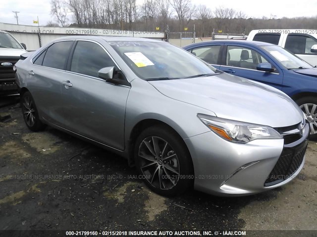 4T1BF1FK2HU765054 - 2017 TOYOTA CAMRY LE/XLE/SE/XSE SILVER photo 1