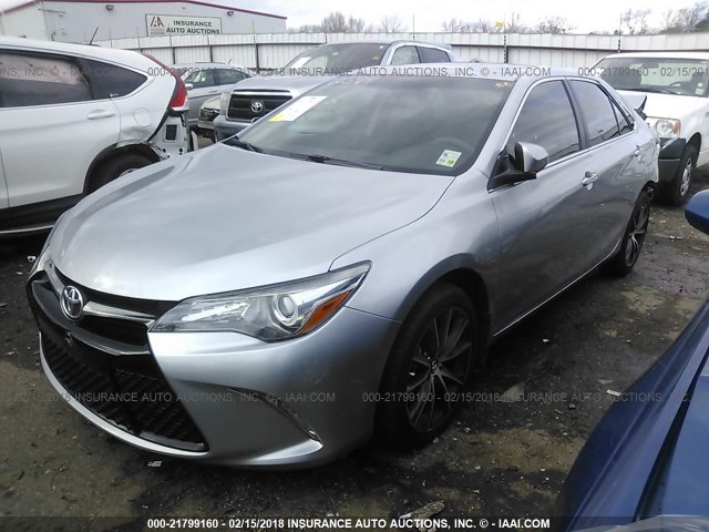 4T1BF1FK2HU765054 - 2017 TOYOTA CAMRY LE/XLE/SE/XSE SILVER photo 2