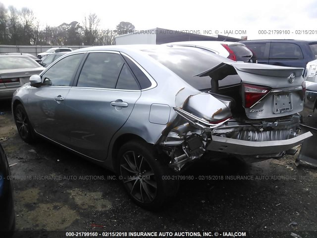 4T1BF1FK2HU765054 - 2017 TOYOTA CAMRY LE/XLE/SE/XSE SILVER photo 3