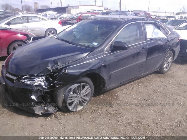 4T1BF1FK8HU317224 - 2017 TOYOTA CAMRY LE/XLE/SE/XSE Schwarz Foto 2