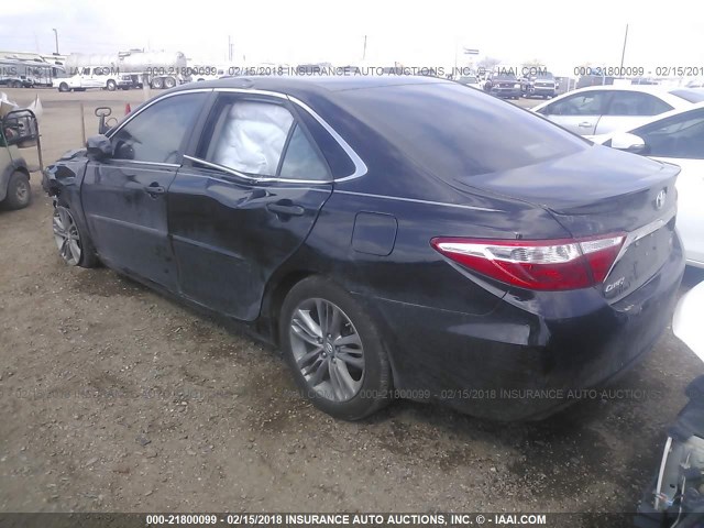 4T1BF1FK8HU317224 - 2017 TOYOTA CAMRY LE/XLE/SE/XSE Schwarz Foto 3