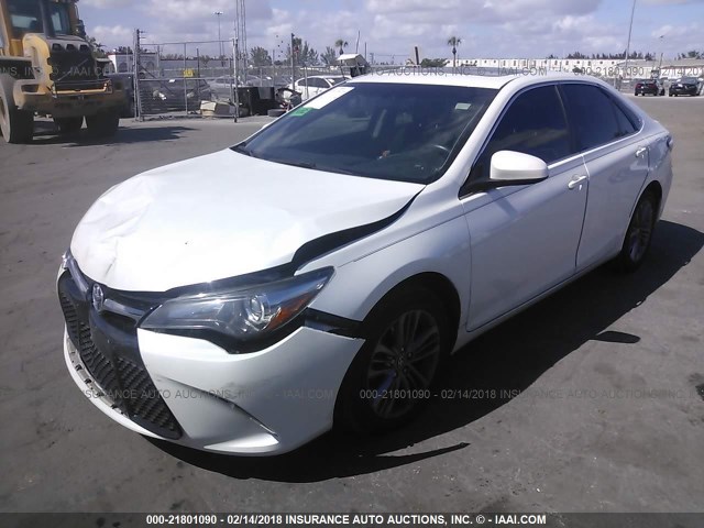 4T1BF1FK5HU308075 - 2017 TOYOTA CAMRY LE/XLE/SE/XSE WHITE photo 2