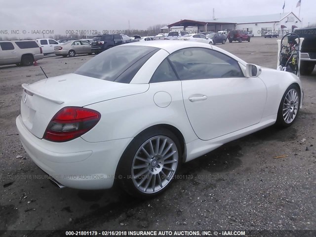 WDBWK5EA3AF229398 - 2010 MERCEDES-BENZ SLK 300 WHITE photo 4