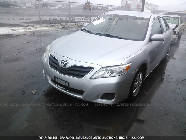 4T4BF3EK3AR002789 - 2010 TOYOTA CAMRY SE/LE/XLE SILVER photo 2
