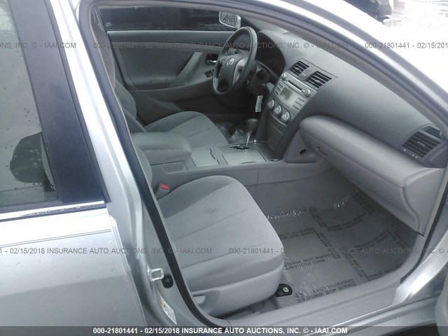 4T4BF3EK3AR002789 - 2010 TOYOTA CAMRY SE/LE/XLE SILVER photo 5