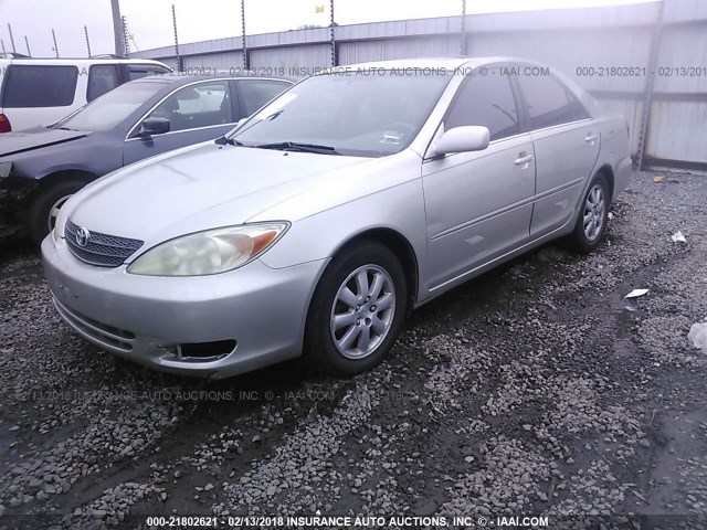 JTDBF30KX20012492 - 2002 TOYOTA CAMRY LE/XLE/SE ვერცხლისფერი ფოტო 2