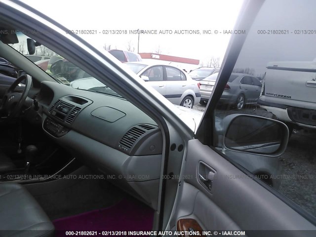JTDBF30KX20012492 - 2002 TOYOTA CAMRY LE/XLE/SE ვერცხლისფერი ფოტო 5