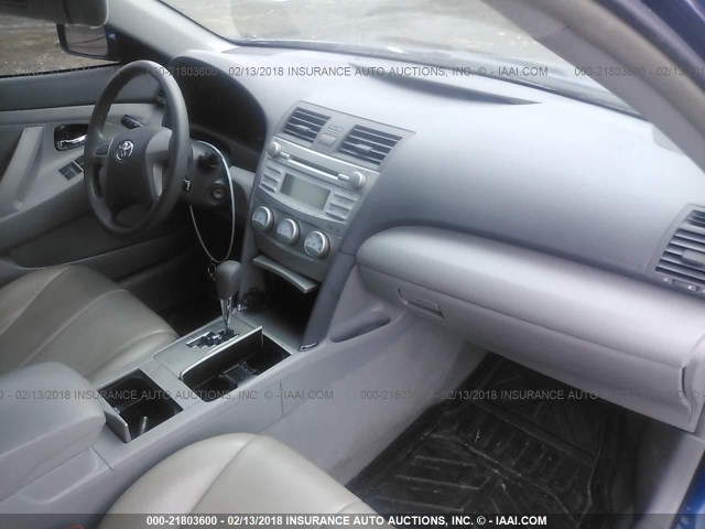 4T1BF3EK8BU686184 - 2011 TOYOTA CAMRY SE/LE/XLE BLUE photo 5