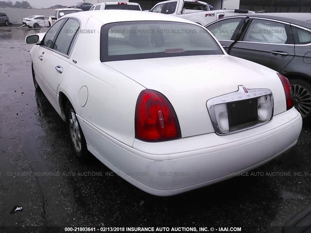 1LNHM82W72Y648992 - 2002 LINCOLN TOWN CAR SIGNATURE WHITE photo 3