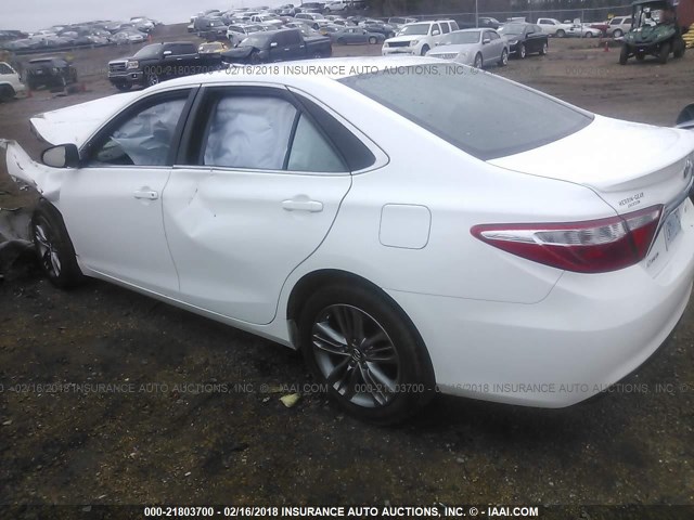 4T1BF1FK5GU137570 - 2016 TOYOTA CAMRY LE/XLE/SE/XSE WHITE photo 3