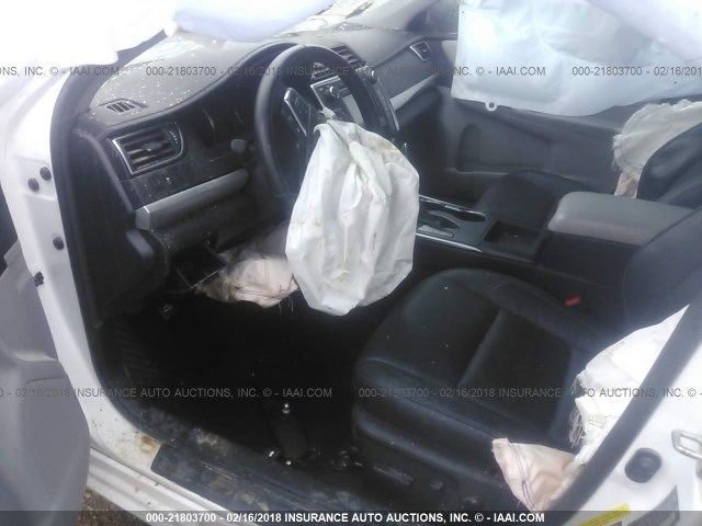 4T1BF1FK5GU137570 - 2016 TOYOTA CAMRY LE/XLE/SE/XSE WHITE photo 5