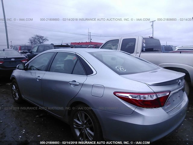 4T1BF1FK0GU164711 - 2016 TOYOTA CAMRY LE/XLE/SE/XSE SILVER photo 3