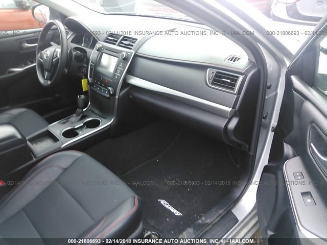 4T1BF1FK0GU164711 - 2016 TOYOTA CAMRY LE/XLE/SE/XSE SILVER photo 5