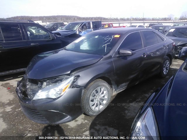 4T4BF1FK0GR518748 - 2016 TOYOTA CAMRY LE/XLE/SE/XSE GRAY photo 2
