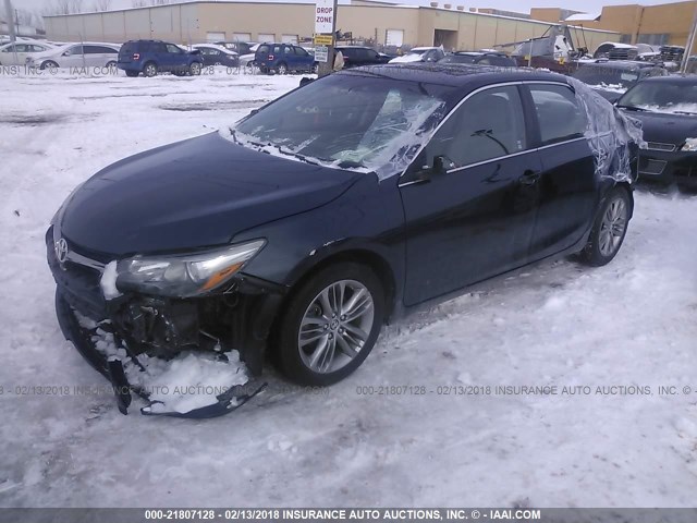 4T1BF1FK0GU561903 - 2016 TOYOTA CAMRY LE/XLE/SE/XSE GRAY photo 2