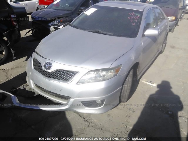4T1BF3EK5BU204657 - 2011 TOYOTA CAMRY SE/LE/XLE SILVER photo 2
