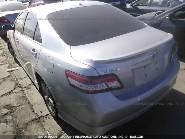 4T1BF3EK5BU204657 - 2011 TOYOTA CAMRY SE/LE/XLE SILVER photo 3