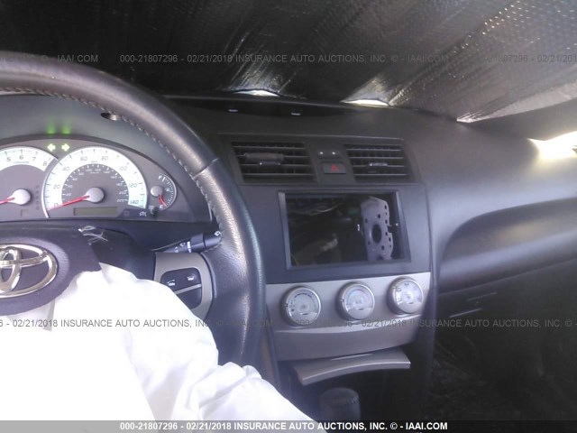 4T1BF3EK5BU204657 - 2011 TOYOTA CAMRY SE/LE/XLE SILVER photo 5