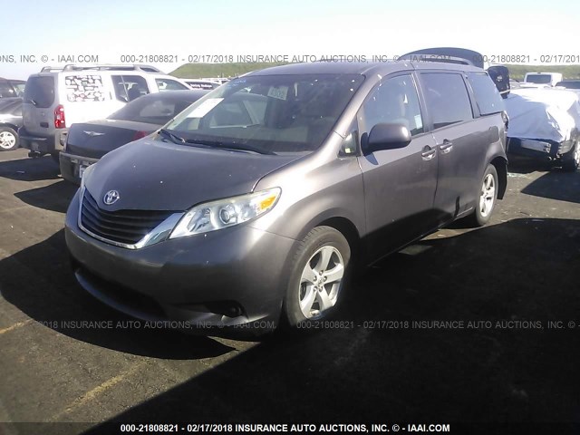 5TDKK3DC2CS251998 - 2012 TOYOTA SIENNA LE GRAY photo 2