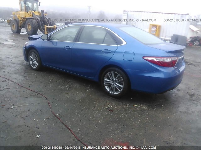 4T1BF1FKXHU686585 - 2017 TOYOTA CAMRY LE/XLE/SE/XSE BLUE photo 3