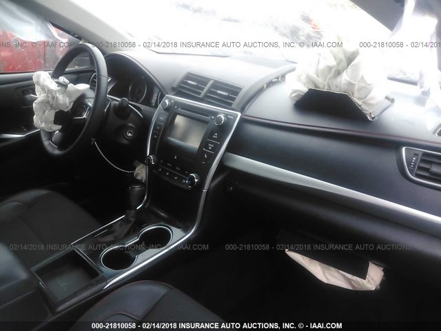 4T1BF1FKXHU686585 - 2017 TOYOTA CAMRY LE/XLE/SE/XSE BLUE photo 5