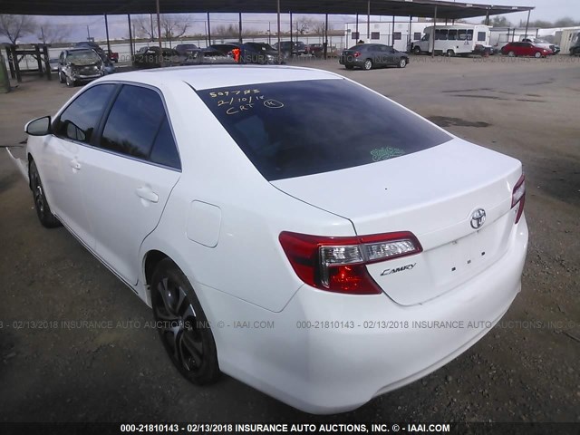 4T1BF1FK8CU111099 - 2012 TOYOTA CAMRY SE/LE/XLE WHITE photo 3