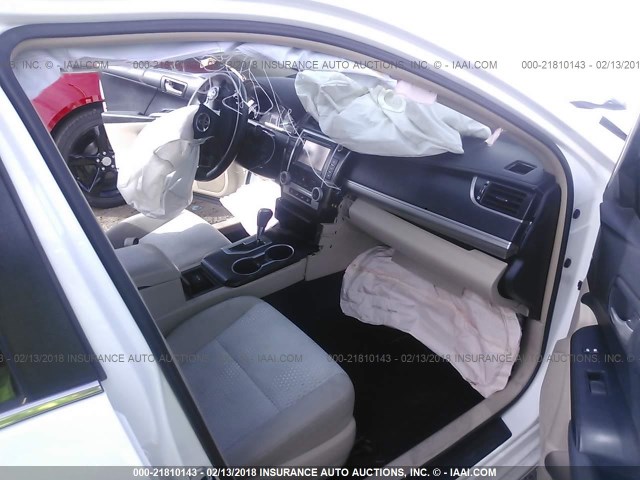 4T1BF1FK8CU111099 - 2012 TOYOTA CAMRY SE/LE/XLE WHITE photo 5