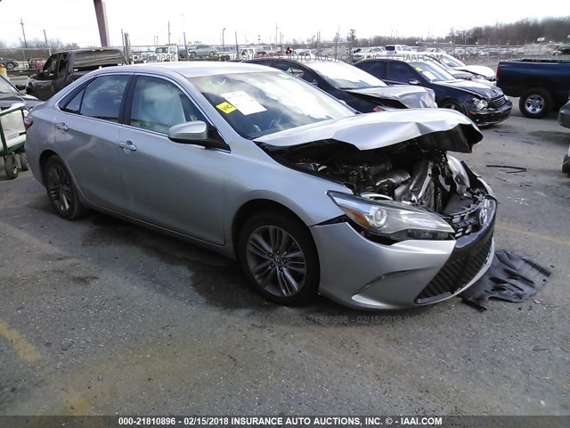4T1BF1FK5FU967156 - 2015 TOYOTA CAMRY LE/XLE/SE/XSE ვერცხლისფერი ფოტო 1