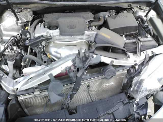 4T1BF1FK5FU967156 - 2015 TOYOTA CAMRY LE/XLE/SE/XSE ვერცხლისფერი ფოტო 10