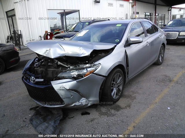 4T1BF1FK5FU967156 - 2015 TOYOTA CAMRY LE/XLE/SE/XSE ვერცხლისფერი ფოტო 2