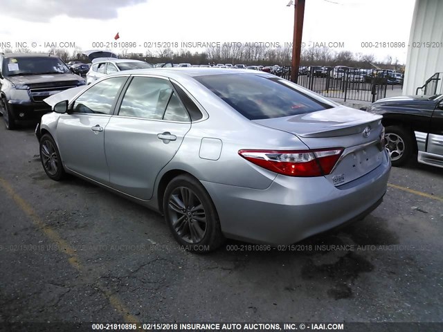 4T1BF1FK5FU967156 - 2015 TOYOTA CAMRY LE/XLE/SE/XSE ვერცხლისფერი ფოტო 3