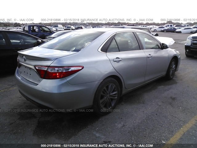 4T1BF1FK5FU967156 - 2015 TOYOTA CAMRY LE/XLE/SE/XSE ვერცხლისფერი ფოტო 4