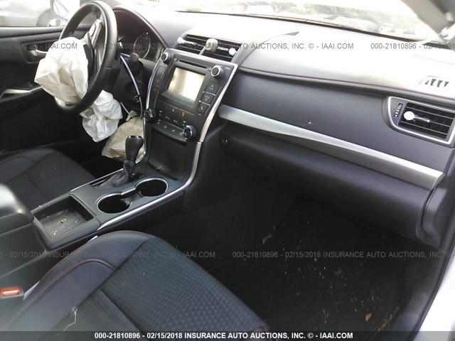 4T1BF1FK5FU967156 - 2015 TOYOTA CAMRY LE/XLE/SE/XSE ვერცხლისფერი ფოტო 5