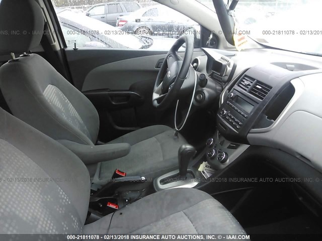 1G1JA5SH0F4178034 - 2015 CHEVROLET SONIC LS ვერცხლისფერი ფოტო 5
